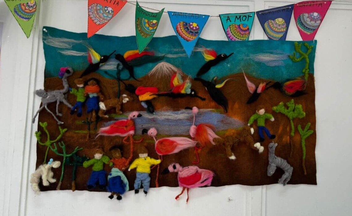 NIÑOS DE ARICA Y CAMARONES CREARON MURALES CON LOS TALLERES TIKASPOMPON EN FIELTRO