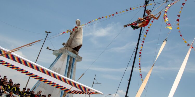 CON ACROBACIAS EN EL MIRADOR Y CARAVANA COMENZ脫 EL JALLALLA FESTI CIRCO