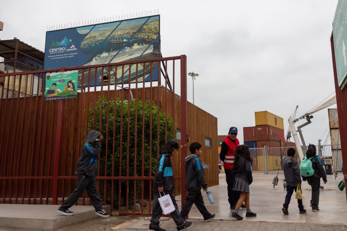 Estudiantes conocen el legado de Arica como ciudad puerto en el Malecón de Eiffel