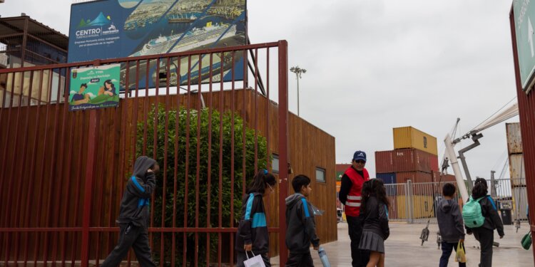 Estudiantes conocen el legado de Arica como ciudad puerto en el Malecón de Eiffel