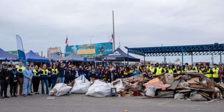 Exitosa jornada de limpieza submarina y terrestre en la Caleta de Pescadores de Arica