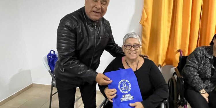 Alcalde de Arica entrega alarmas personales a personas en situación de discapacidad