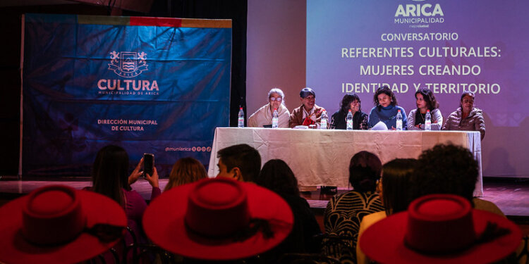 Mujeres que crean identidad: Conversatorio visibiliza el arte femenino en Arica