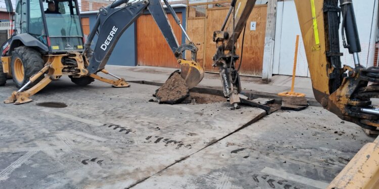 Aguas del Altiplano realiza mejoras en colector público en calle Juan Antonio Ríos