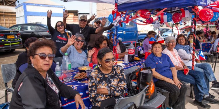Personas mayores celebran Fiestas Patrias con alegría en la Ramada del Adulto Mayor