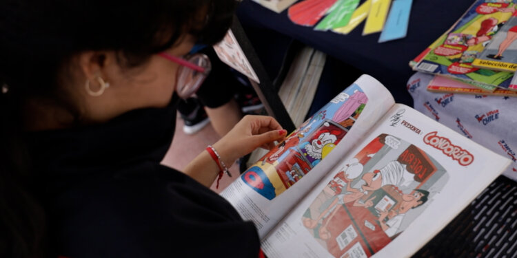 La Fonda Literaria de la “Muni Arica” llenó de colores, libros, tradiciones y comida la Plaza Vicuña Mackenna
