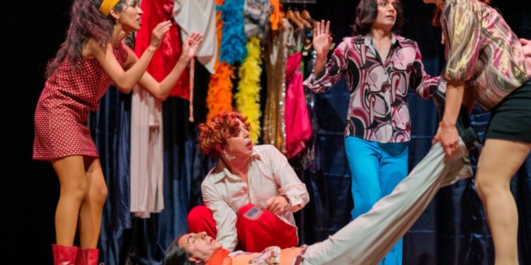 El Manjatan llenó el Teatro de Arica con historia del primer grupo artístico de transformistas de Chile