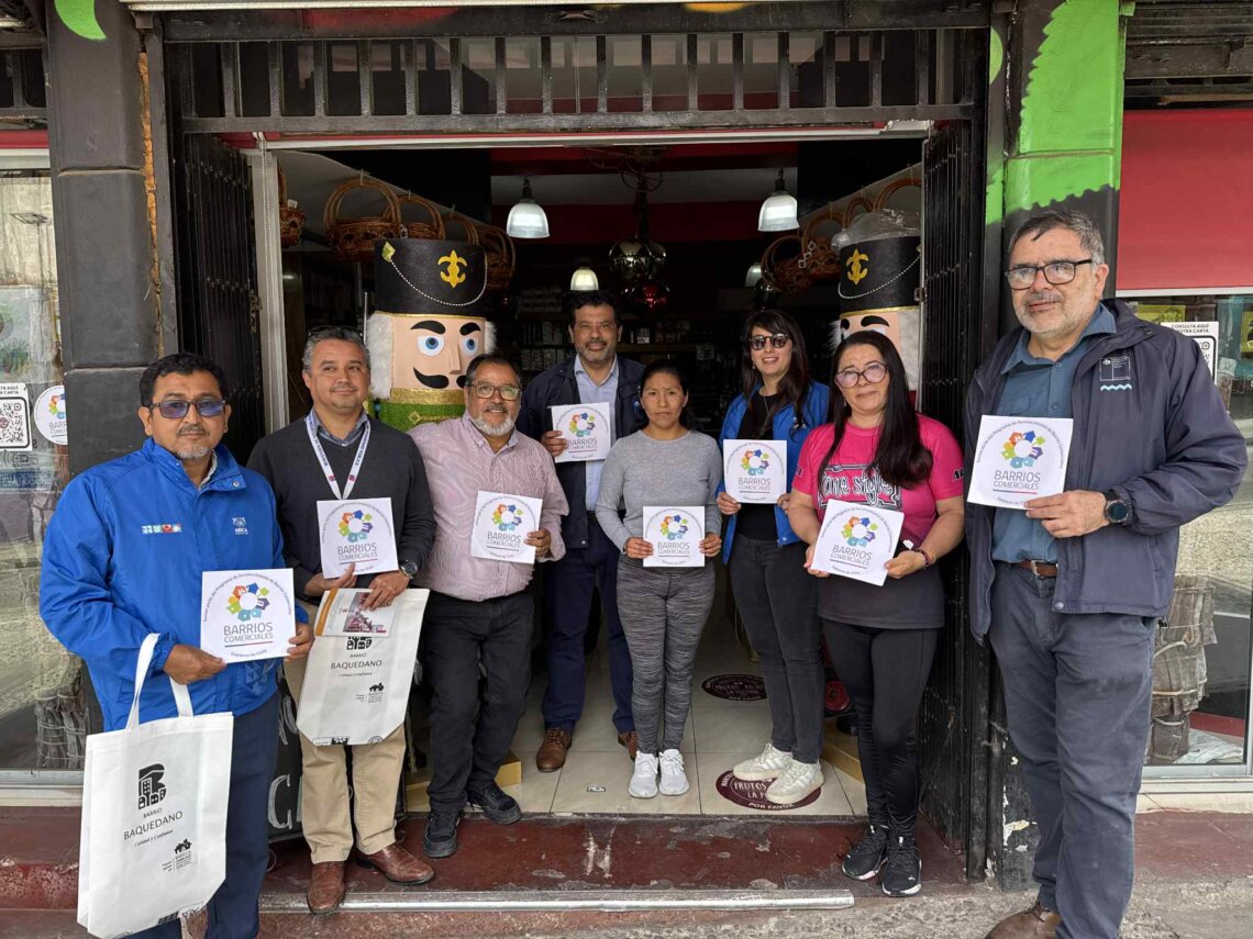 Locales del Barrio Comercial Baquedano reciben sello distintivo que refuerza su identidad