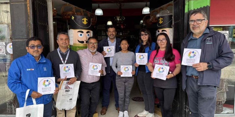 Locales del Barrio Comercial Baquedano reciben sello distintivo que refuerza su identidad