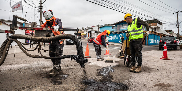 Sin descanso la máquina bacheadora sigue mejorando las calles de Arica