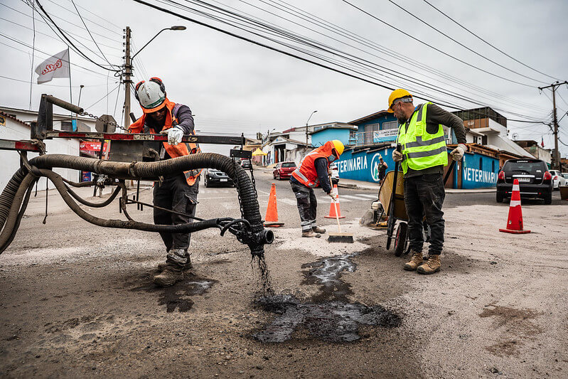Sin descanso la máquina bacheadora sigue mejorando las calles de Arica