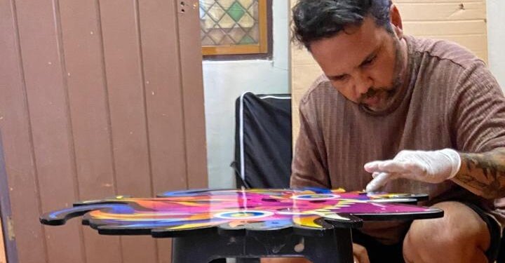 Pablo Chiang Le Blanc y el arte de la Fuerza del Sol: identidad, color y oficio desde Arica