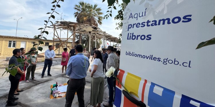 EN MARTES DE CH’ALLA SERVICIO DEL PATRIMONIO CULTURAL DIO LA BIENVENIDA A SU PRIMER BIBLIOMÓVIL