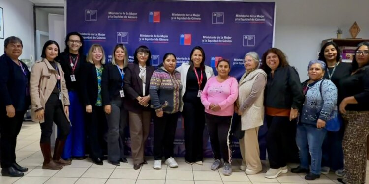 La voz de las cuidadoras toma protagonismo en la Mesa Regional liderada por la Seremi de la Mujer y la Equidad de G茅nero