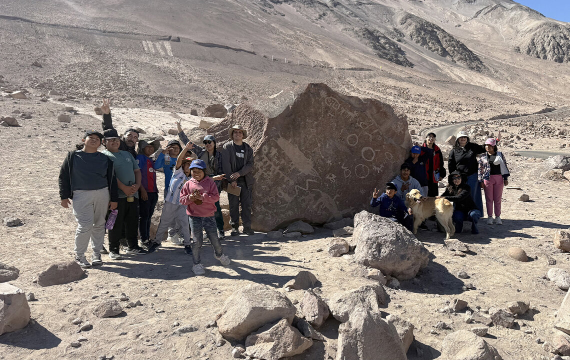 Niñas y niños de Camarones investigan los petroglifos de Taltape para proteger el patrimonio arqueológico de su territorio