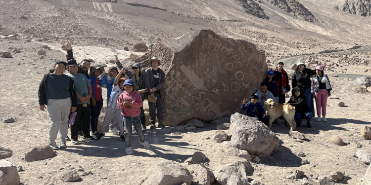 Ni帽as y ni帽os de Camarones investigan los petroglifos de Taltape para proteger el patrimonio arqueol贸gico de su territorio