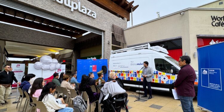 BIBLIOMÓVIL DE ARICA Y PARINACOTA COMIENZA SU RECORRIDO PARA ACERCAR LIBROS Y LECTURA A DISTINTOS TERRITORIOS DE LA REGIÓN