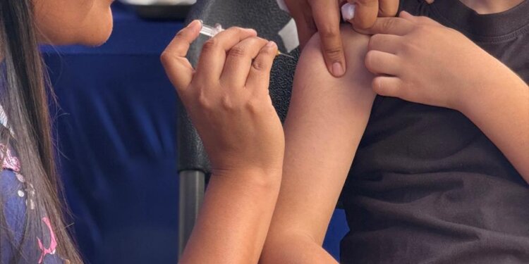 Autoridades de salud dieron inicio a la campaña de vacunación escolar en la región