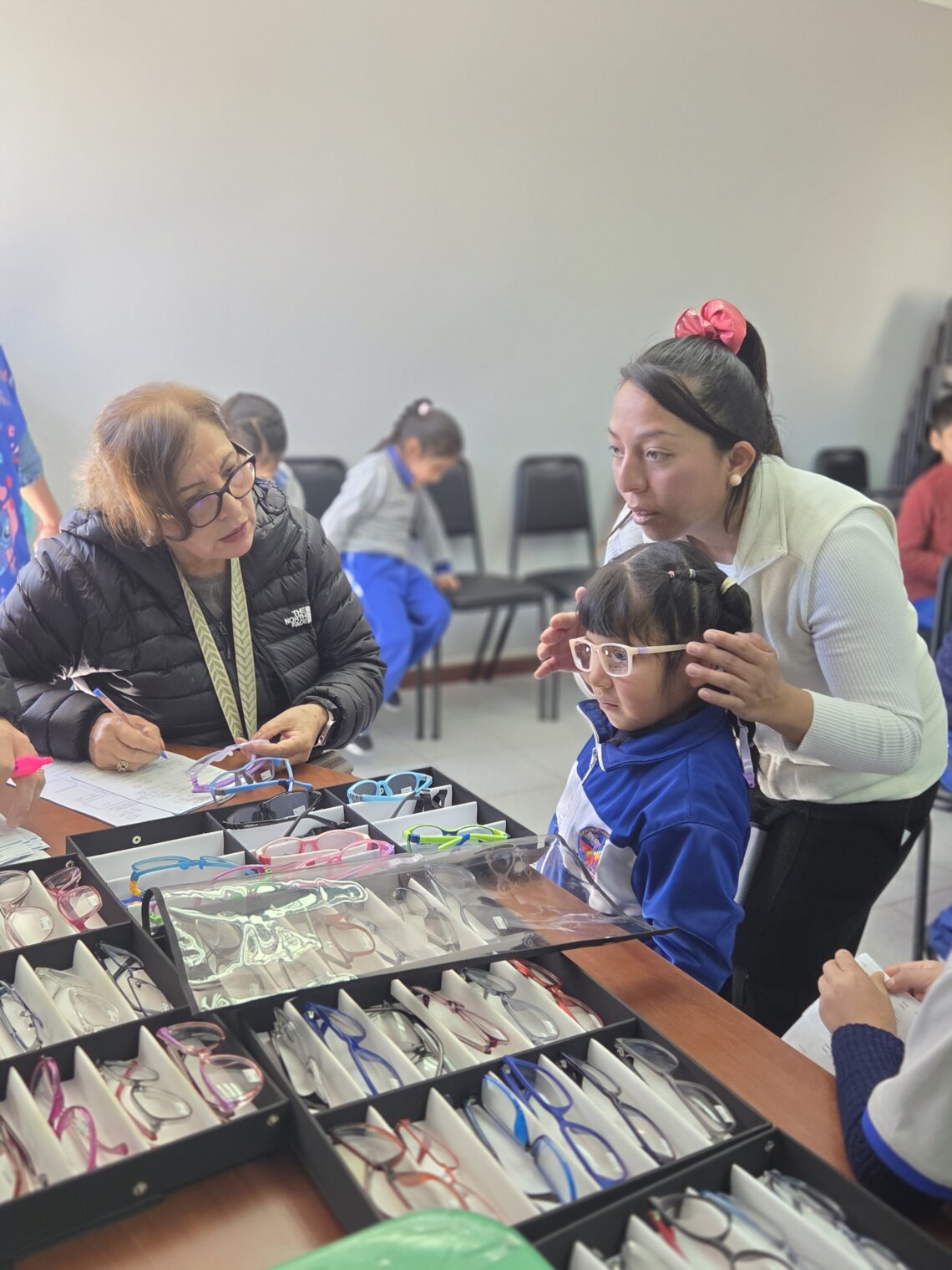Junaeb reduce brechas de acceso a la salud y realiza evaluación oftalmológica a más de 200 estudiantes de Putre y General Lagos