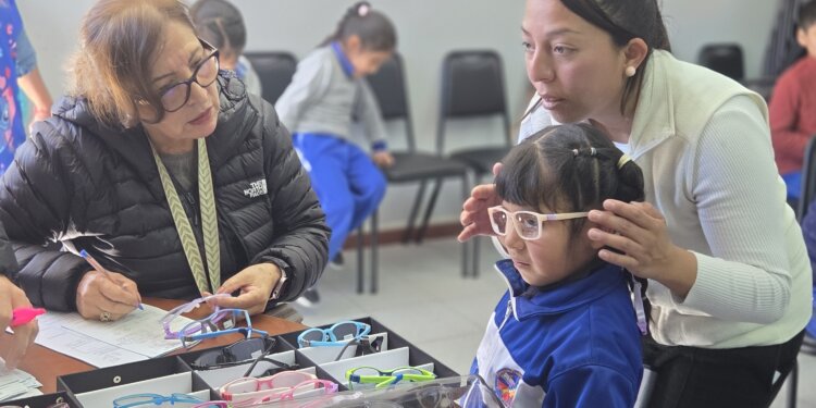 Junaeb reduce brechas de acceso a la salud y realiza evaluación oftalmológica a más de 200 estudiantes de Putre y General Lagos